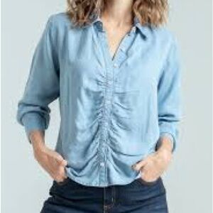 Cloth & Stone shirred button-down shirt made of Tencel light blue chambray Med
